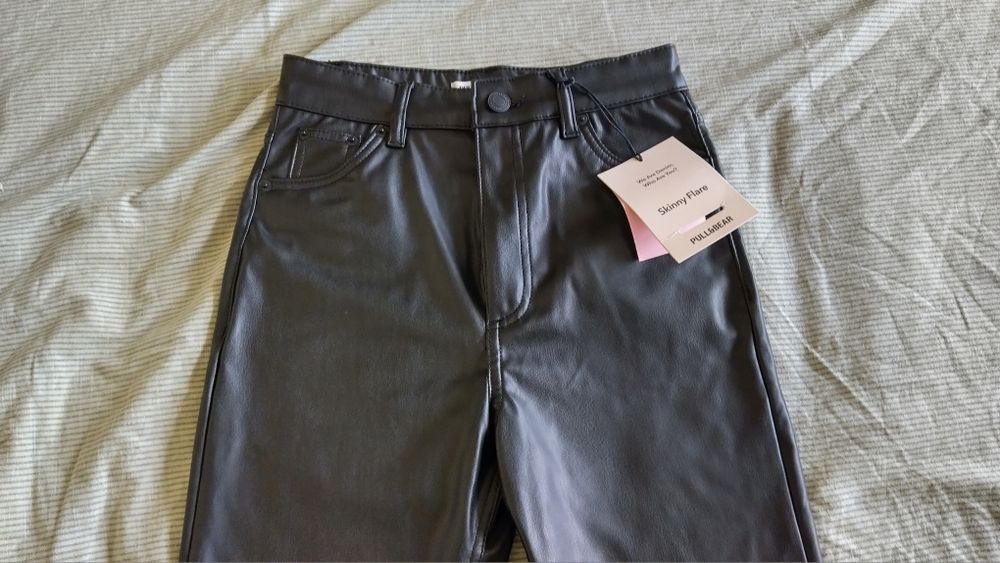 Кожен панталон на PULL&BEAR