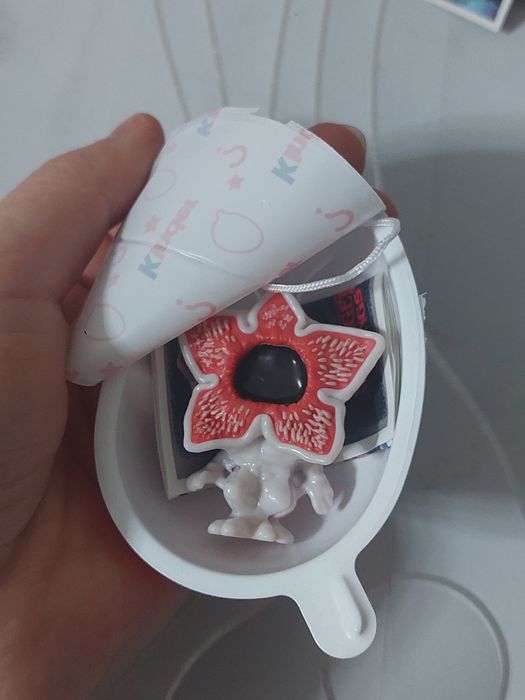 Есть Демогорган, Векна, оба Дастина, оба Оди, Лукас и Робин и Стив