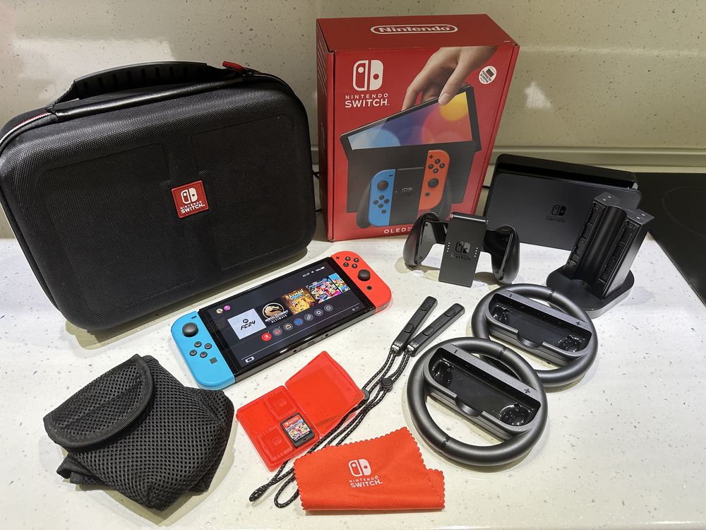 Nintendo Switch OLED с игри и гейминг аксесоари