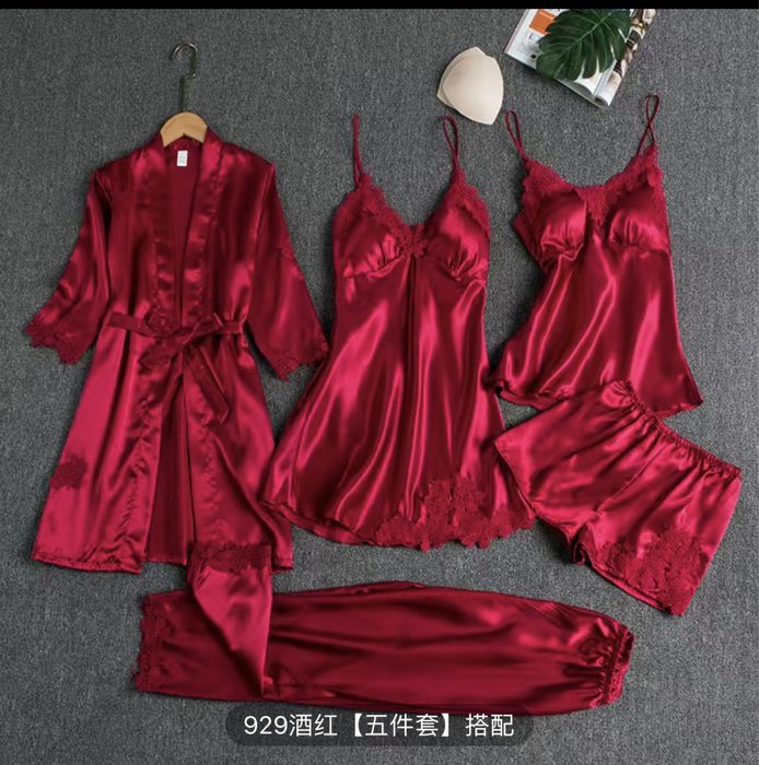 Пижамы от 5000 тыс до 12000 еще есть доугие модельки