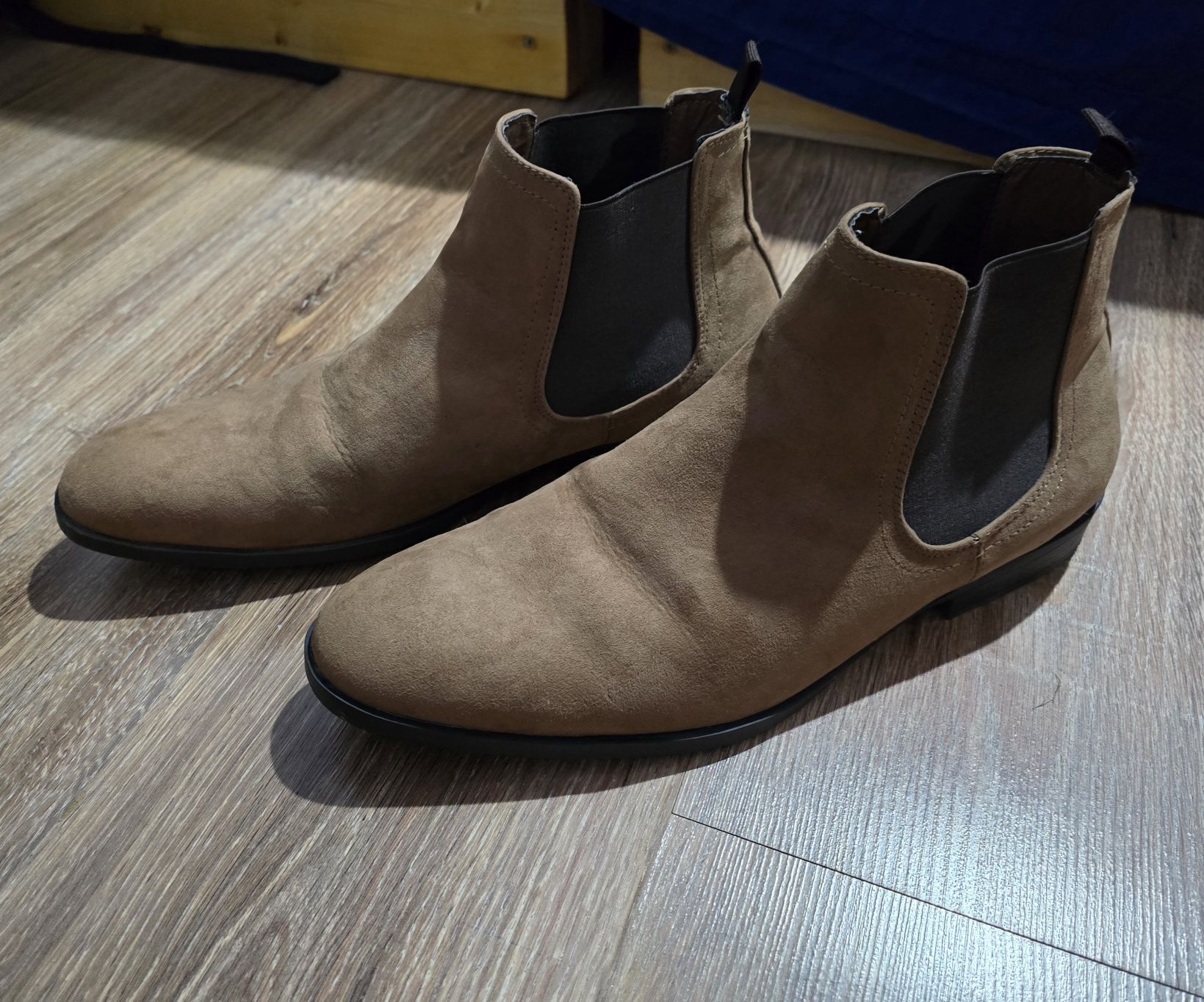 Vând ghete de piele întoarsă