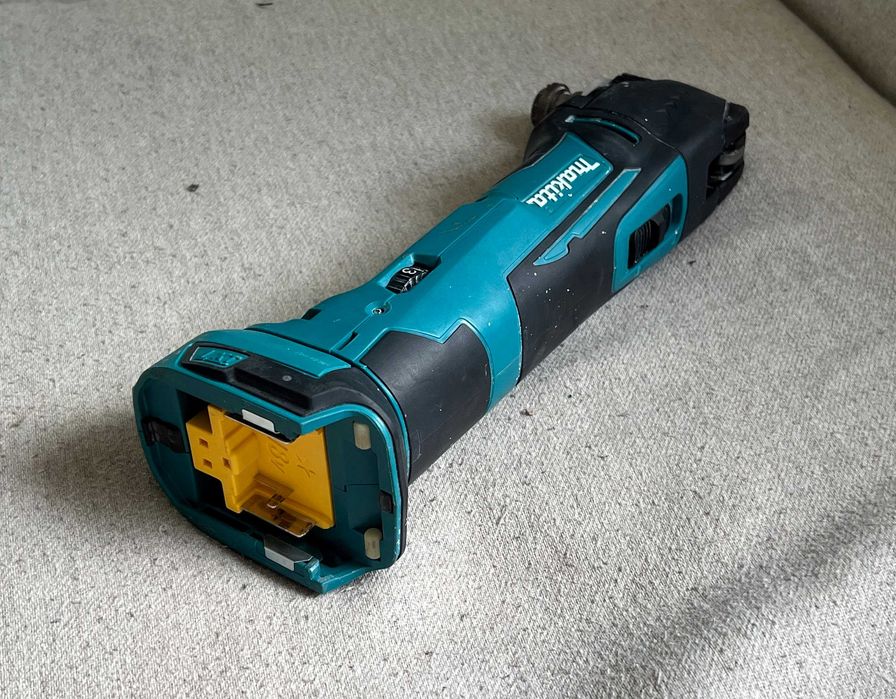 Masina unghiulara multifunctionala Makita  DTM51 pe 18V