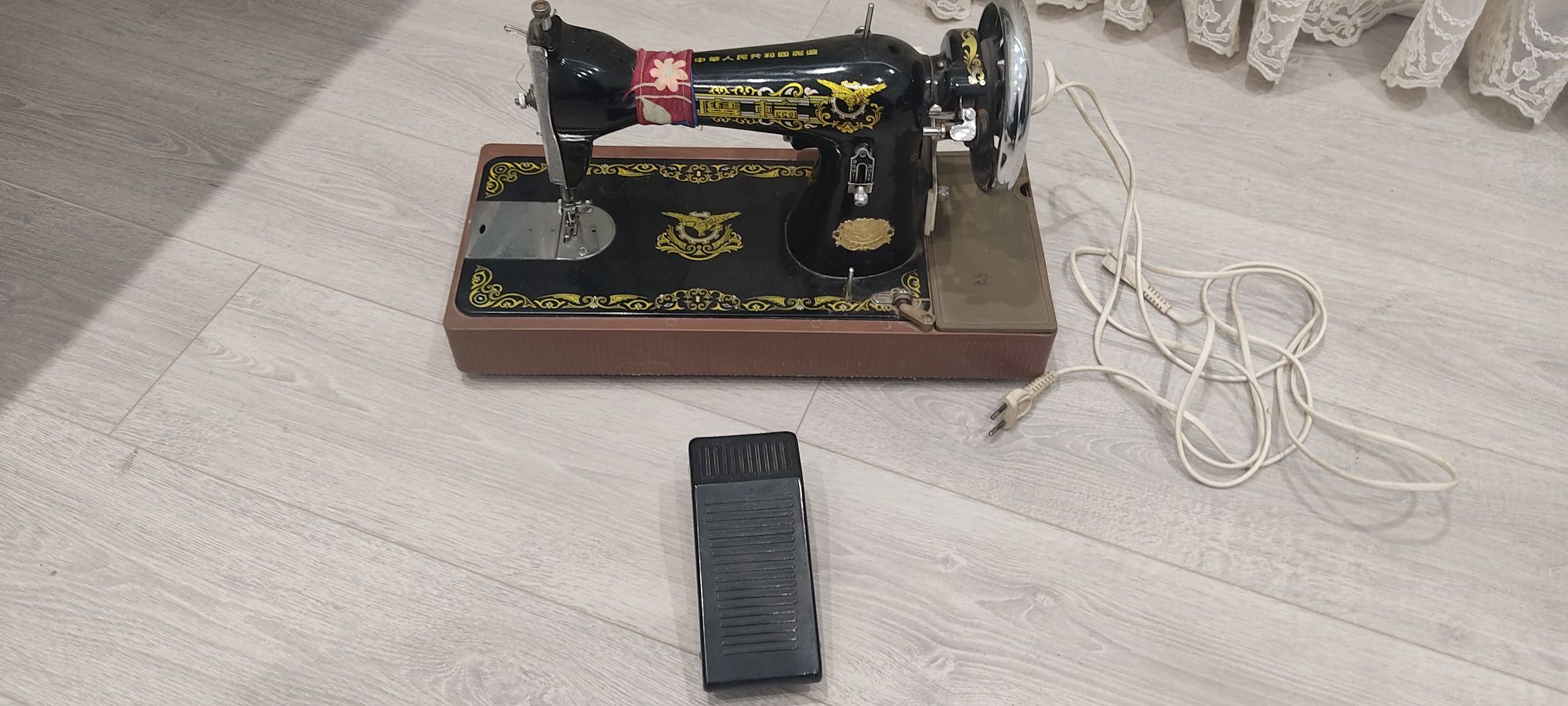 Продам электрическую швейную машинку