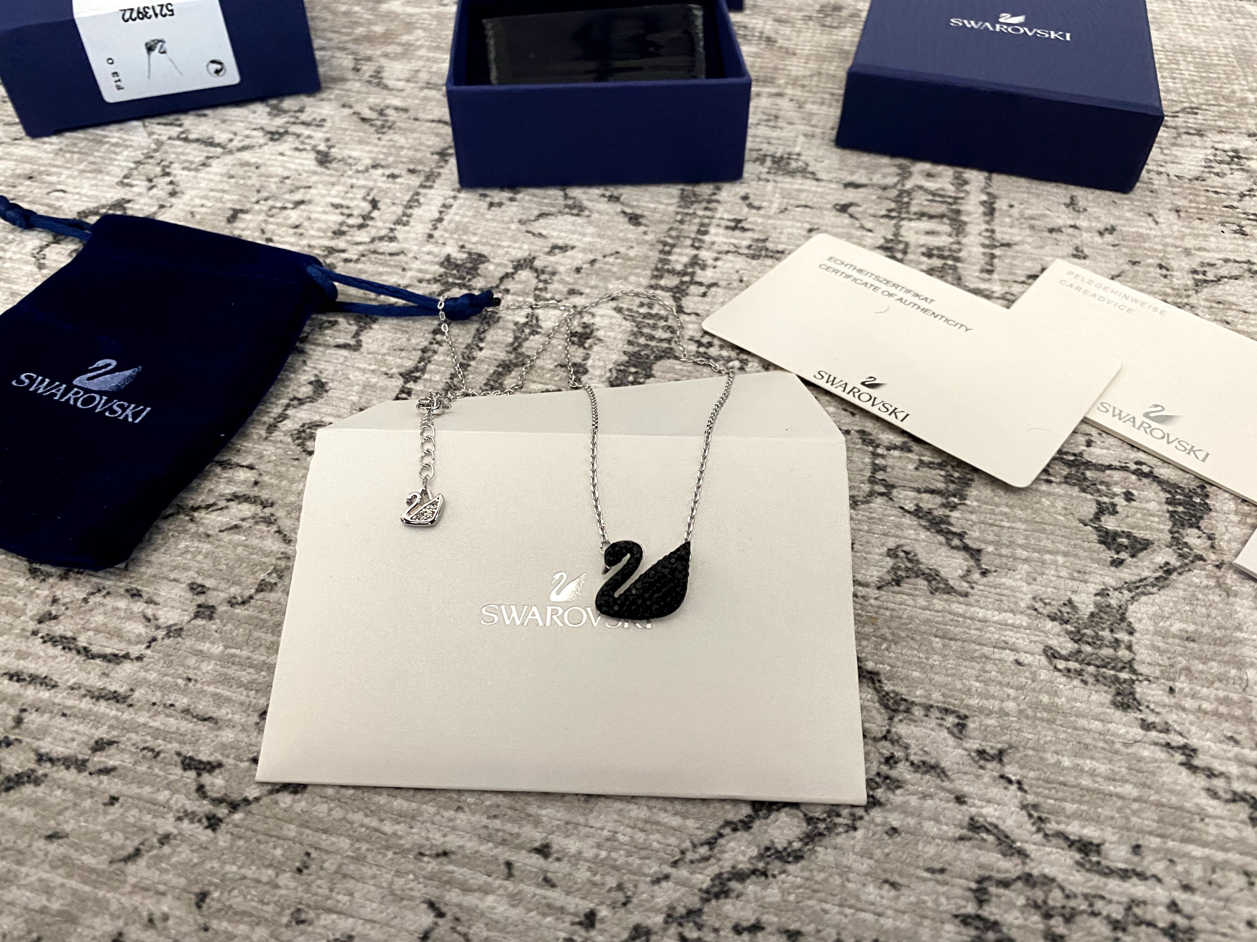 Colier Swarovski Swan lebădă neagra mărime medie cu lănțișor argintiu