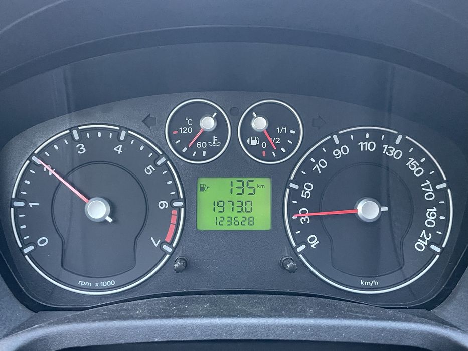 Vand Ford Fiesta, 2006, 123000km, 1800€.