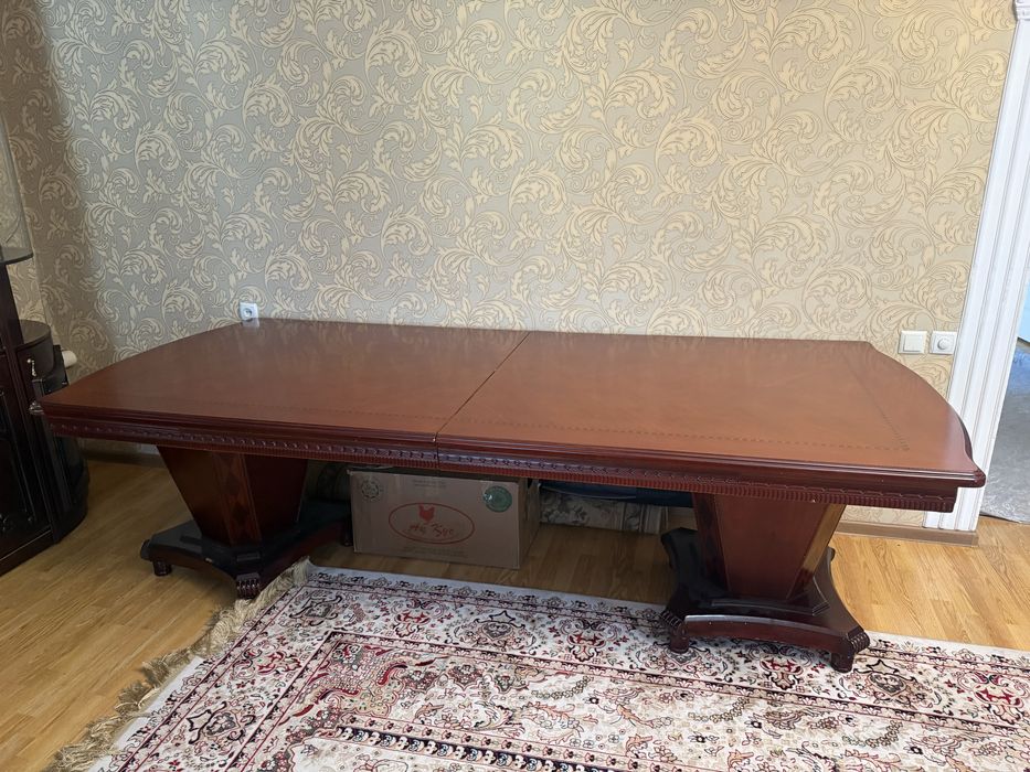 Стол, стулья, раковина, шкафчик, зеркало,уголок кухонный