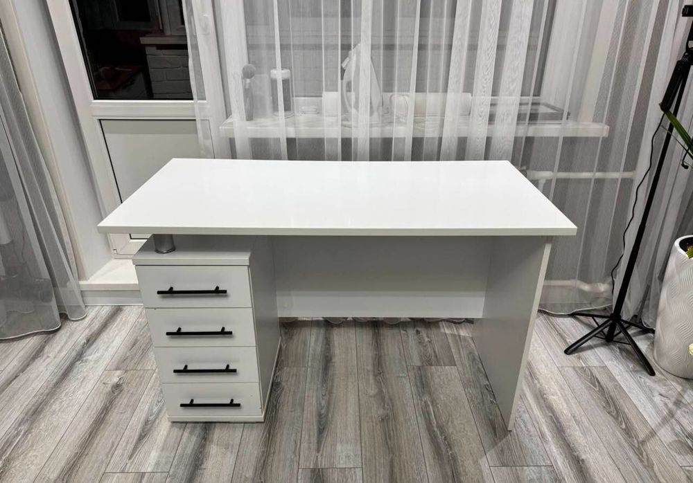 Стол письменный белый