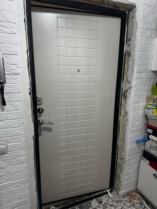 Наружная дверь продаю буу