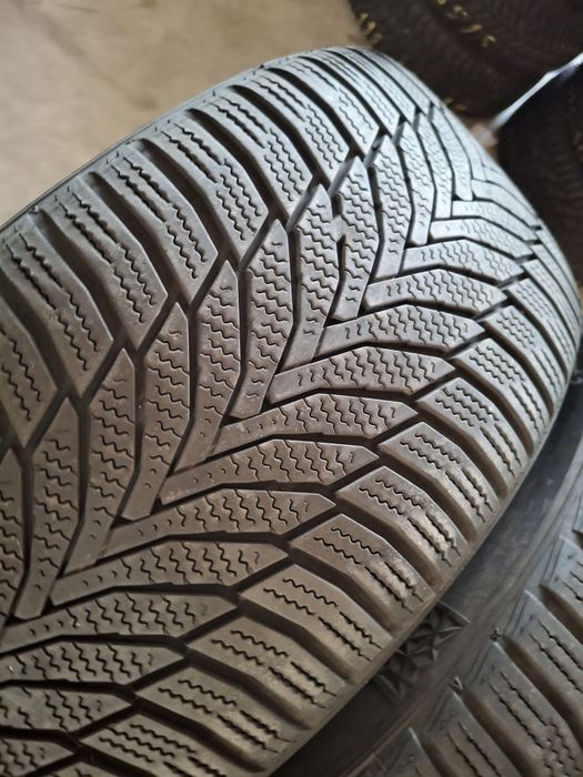 2 Anvelope  iarnă 235 45 r18 Nexen