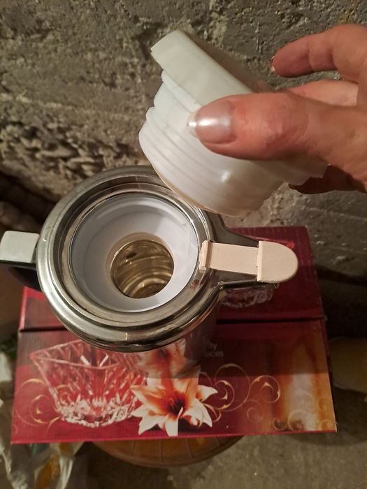 Термуси различни от които единият професионален.