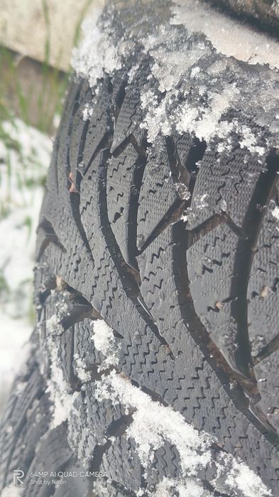 Шины  без шипов  почти новый