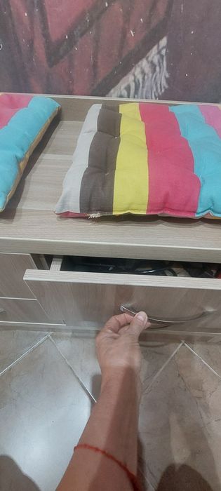 Продам тумбочку с седушкой в прихожую