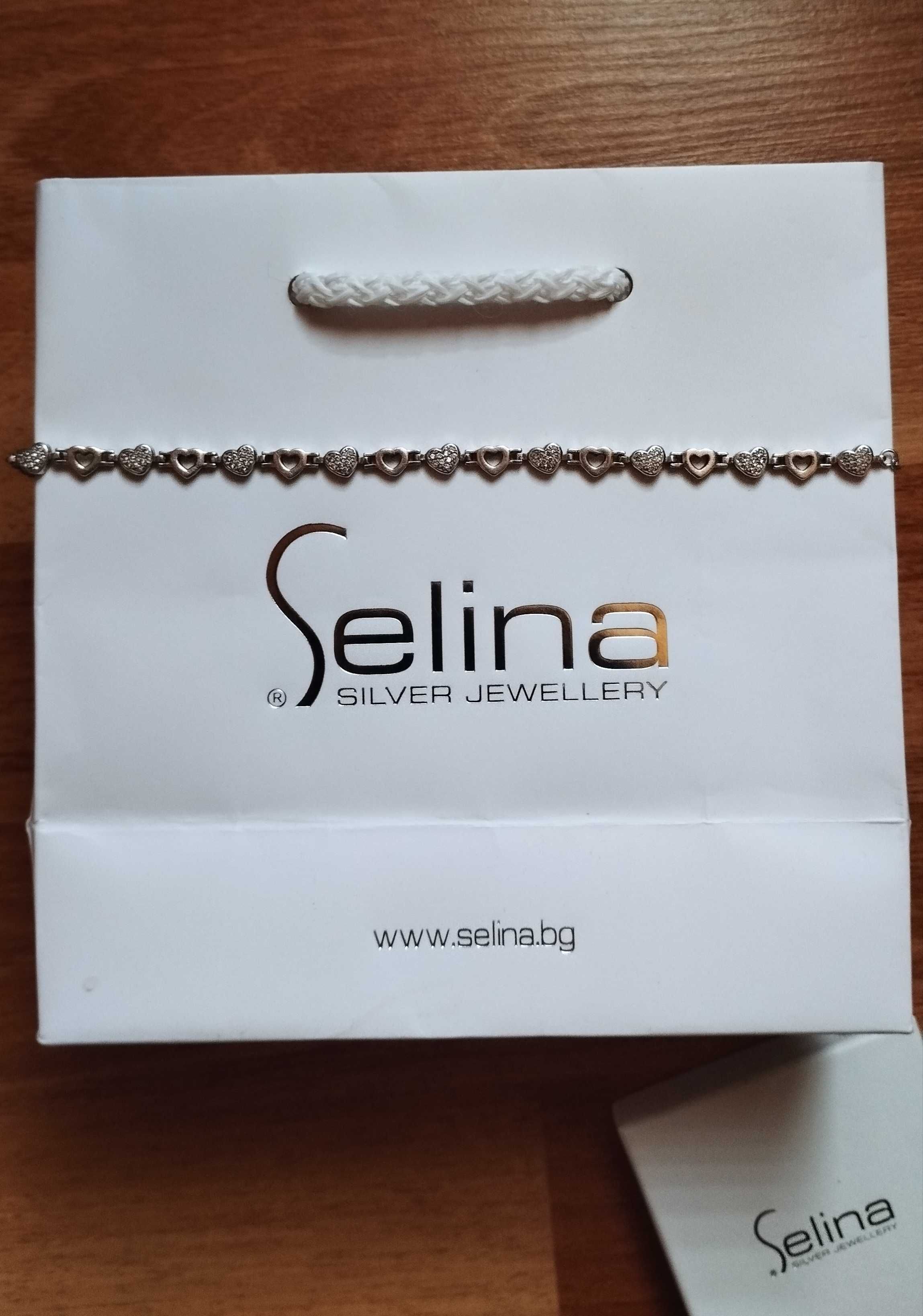 Сребърна гривна, Selina