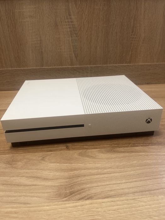 Xbox One S- 1TB + 3 manete