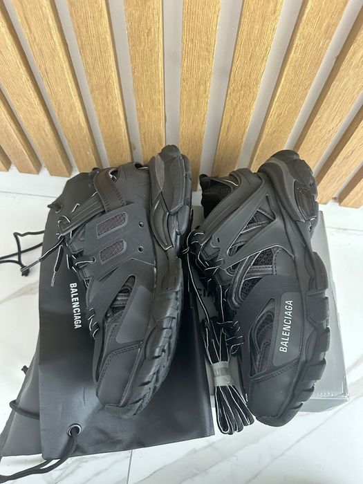 Vand Balenciaga Track negrii