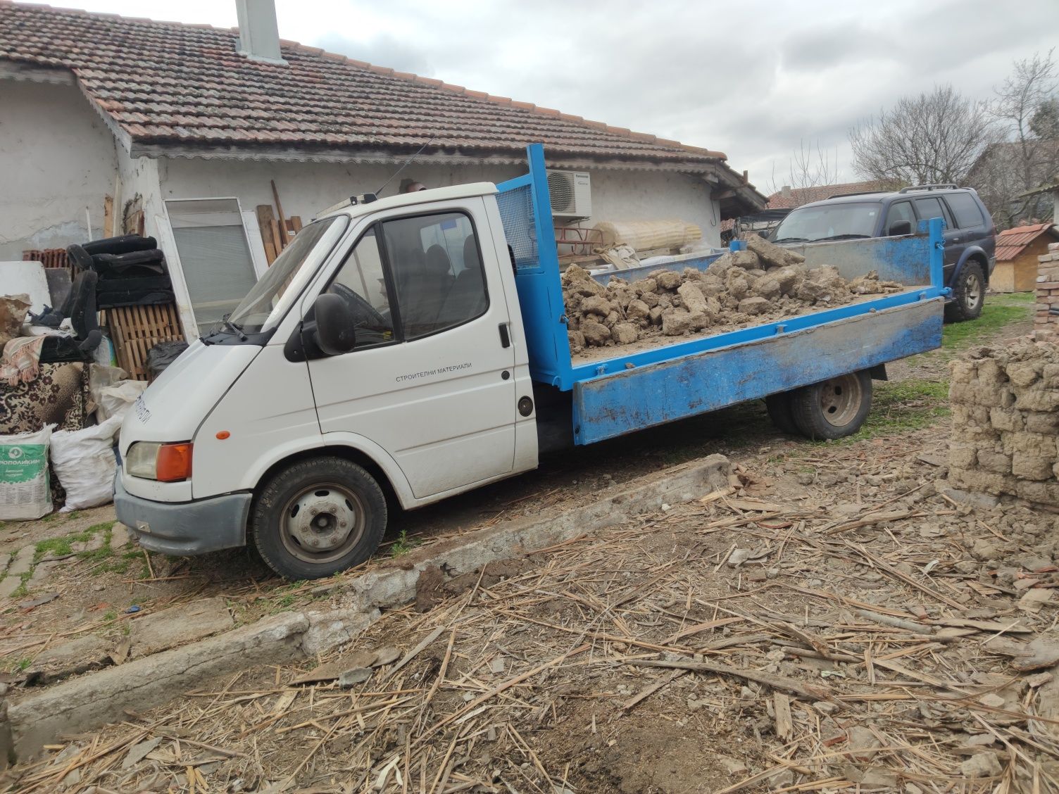 Транспорт със самосвал