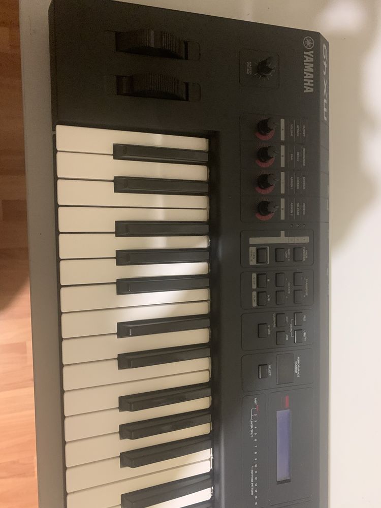 Продавам Синтезатор Yamaha МХ 49