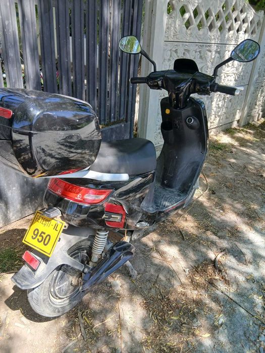 Se vinde Scuter Electric RKS R8