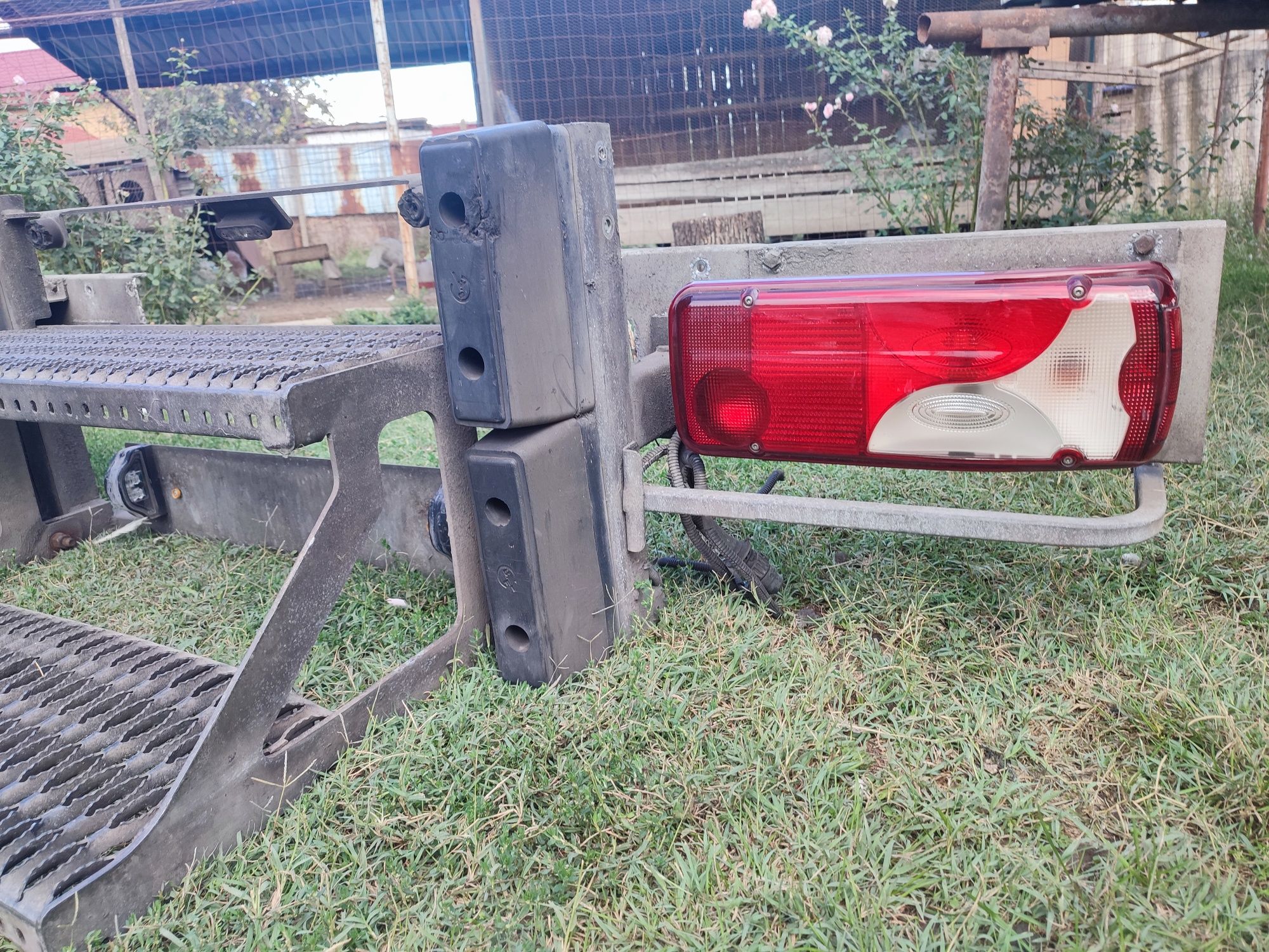 Bara spate camioneta cu triple, scara, tampoane