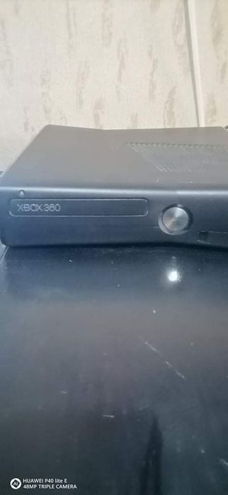 Xbox 360 с контролер