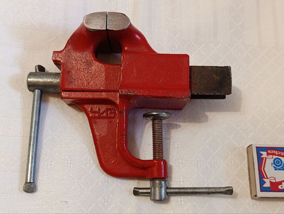 Уровень , ножницы Зингер , надфиля алмазные  , тиски СССР