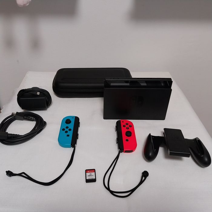 Consola NINTENDO Switch 2019,se vinede cu 3 jocuri!