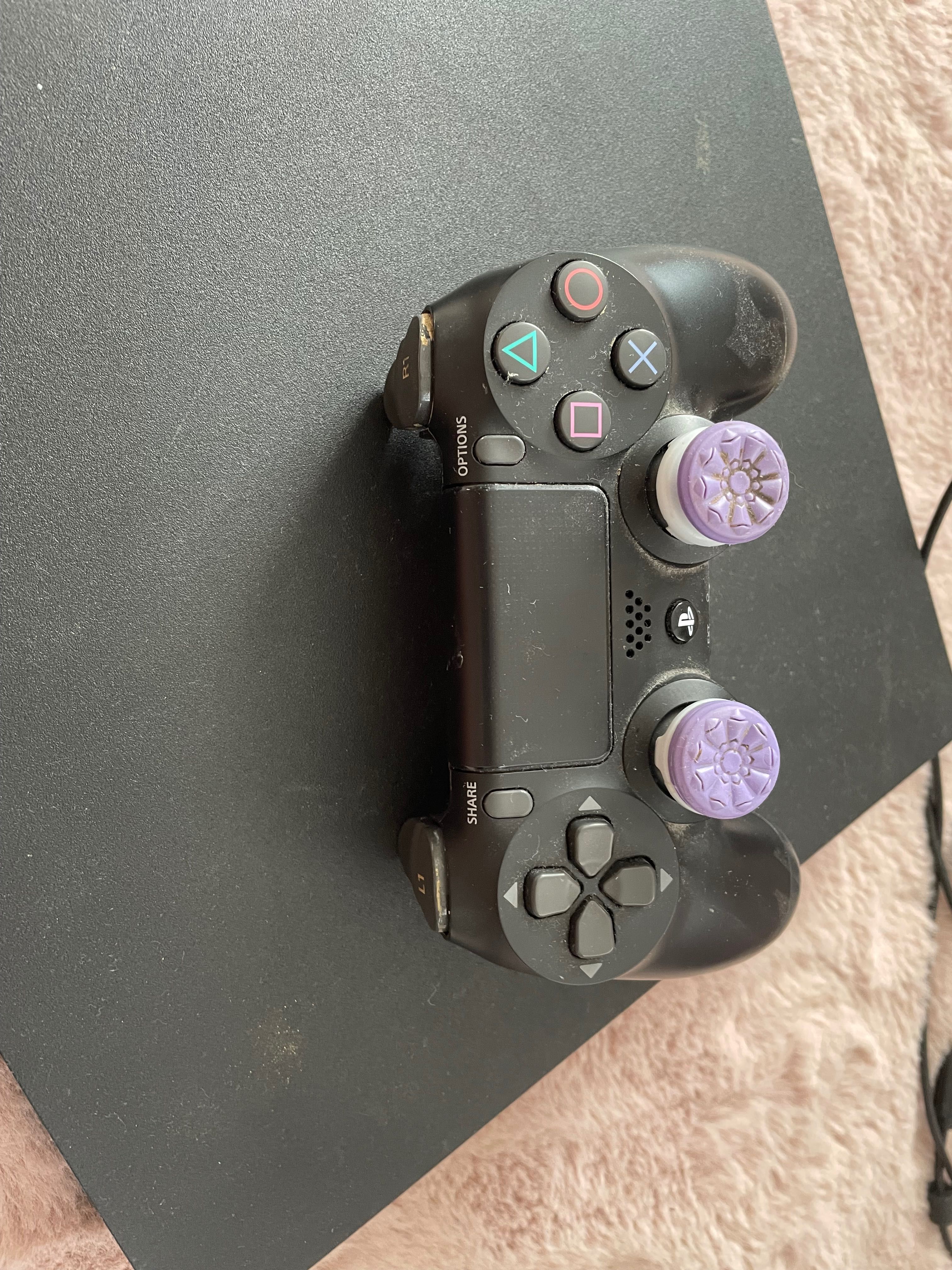 PS4 500GB два джойстика единия с две добавки и 2TB допълнителни място
