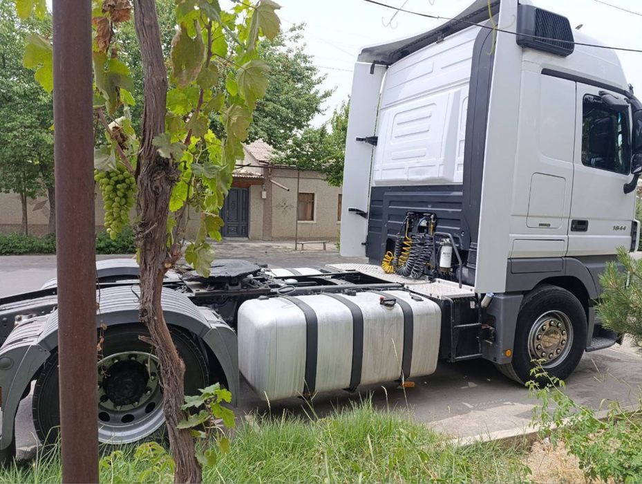 продаётся тягач Mercedes actroz