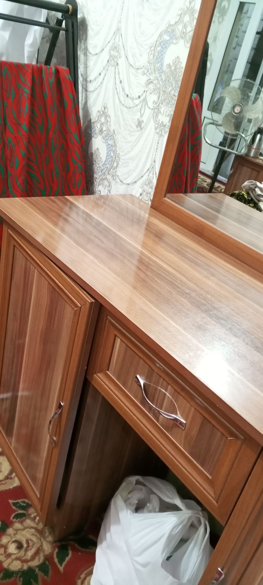 6 eshikli shifaner,divan va oynali servan sotiladi