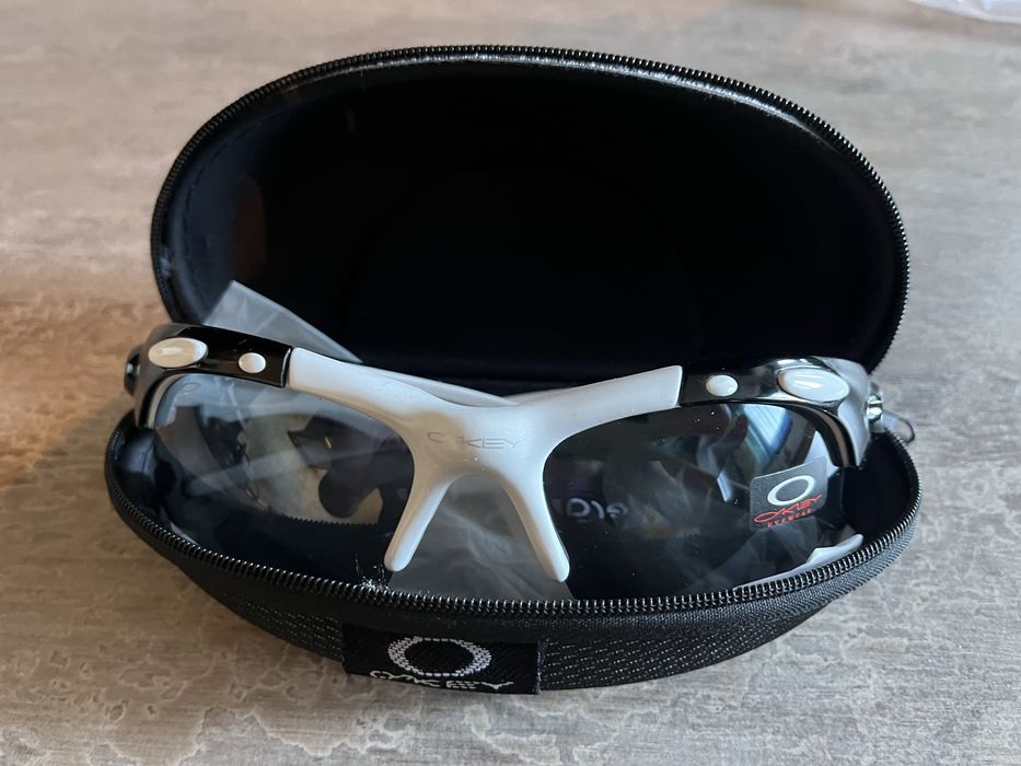 Ochelari Okley , noi