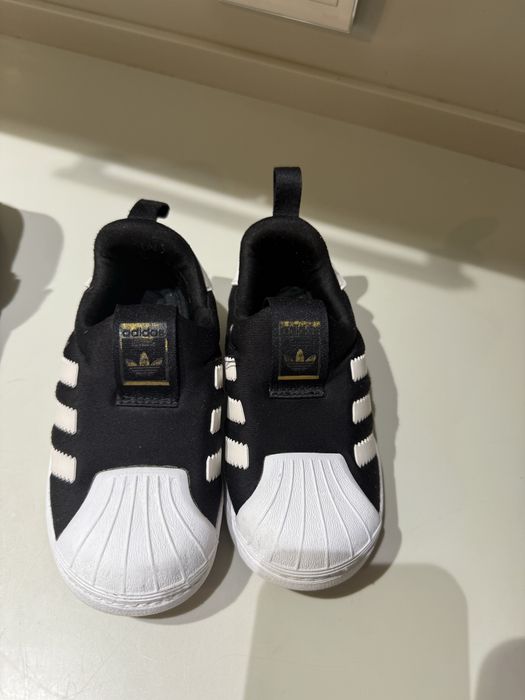 Продам детские кроссовки