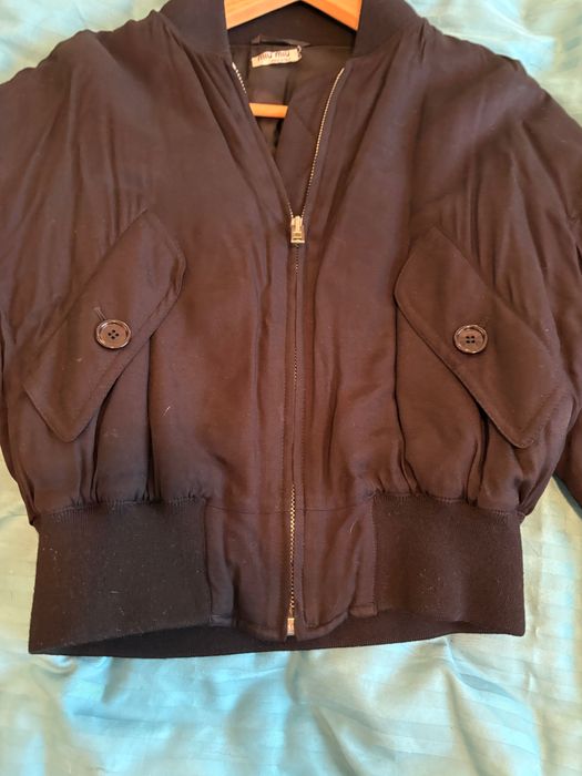 Bomber captusit pana in talie Miu Miu