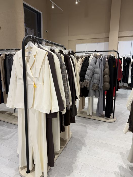 Продум оборудование для магазина женской одежды