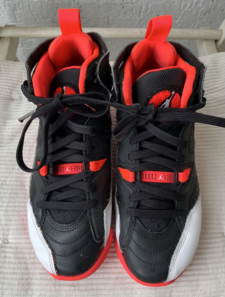 Маратонки Nike JORDAN JUMPMAN Two Trey GS Black Infrared