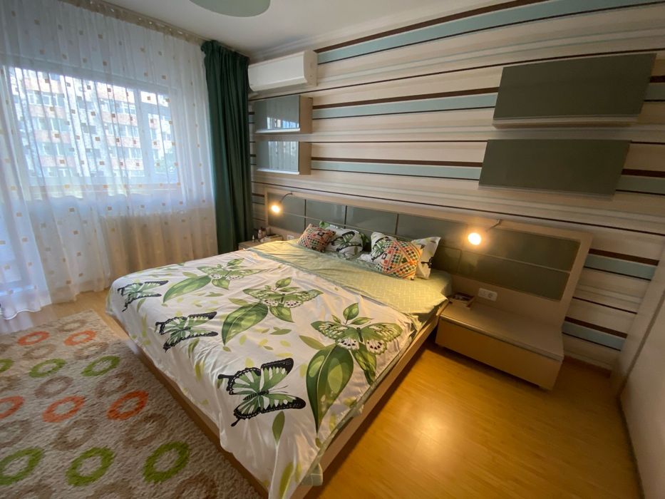 Vand apartament 4 camere  zona Stefan cel Mare