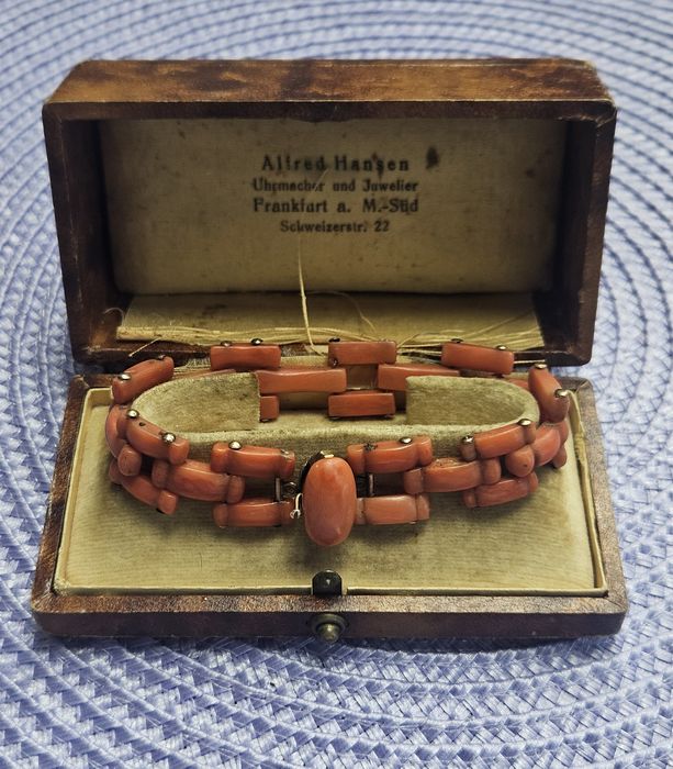 Гривна от  Momo корал 18k злато, 1920г.
