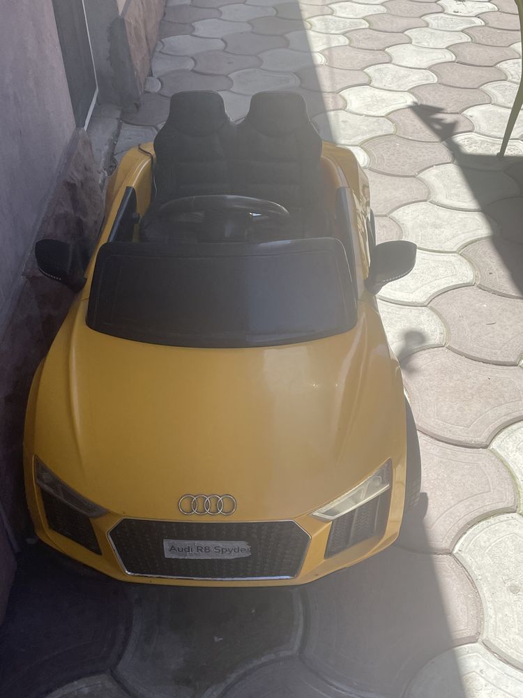 Vând audi r8 spyder copii