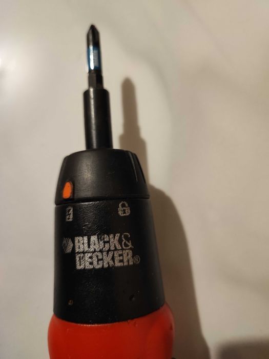Șurubelniță electrică Black & Decker + 10 acumulatori + încărcător
