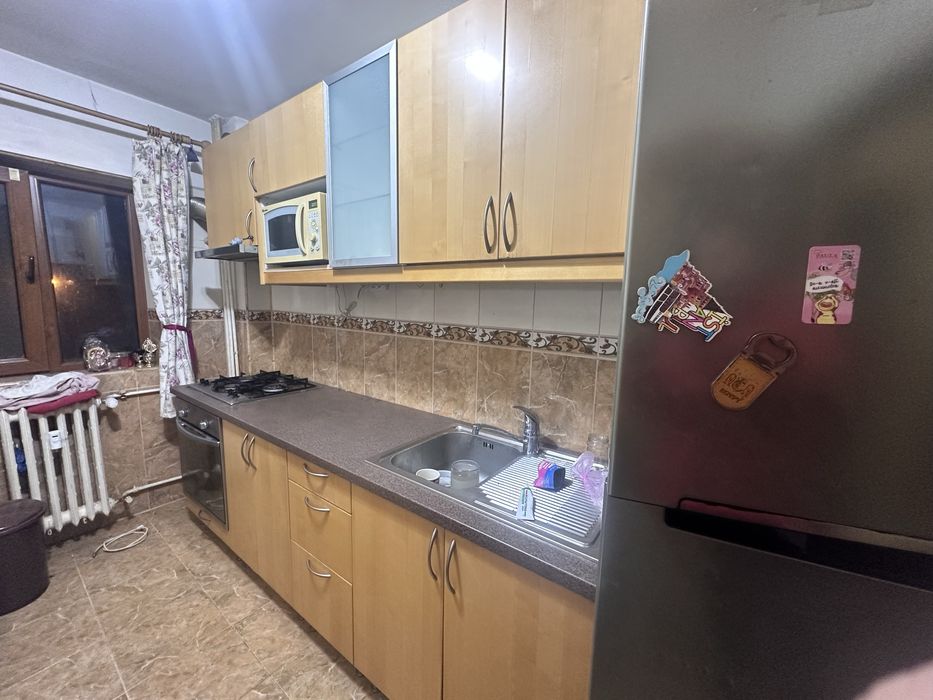 Bucatarie completa (plita; cuptor; hota; frigider; chiuveta)