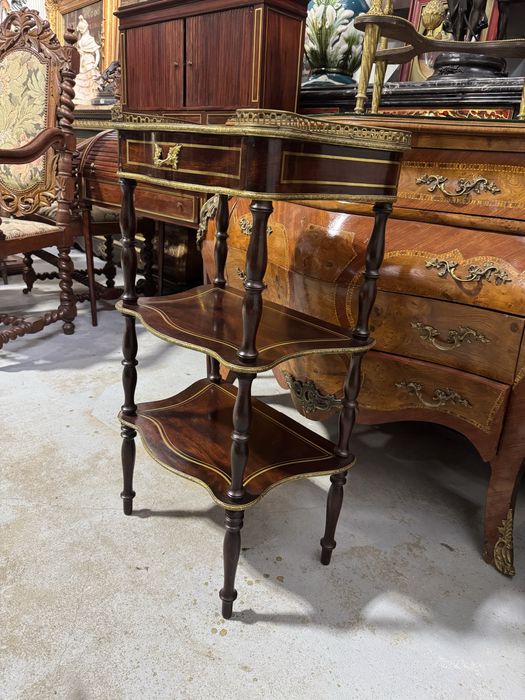 Etajera nepoleon III, cu intarsii si ornamente din alama