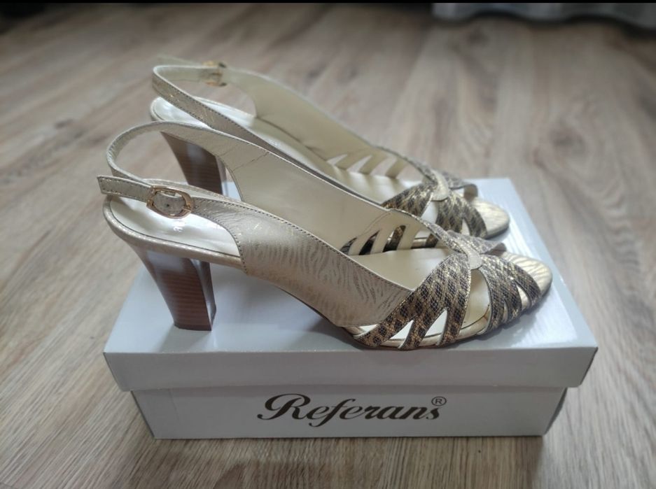 Босоножки, новые, размер 40.