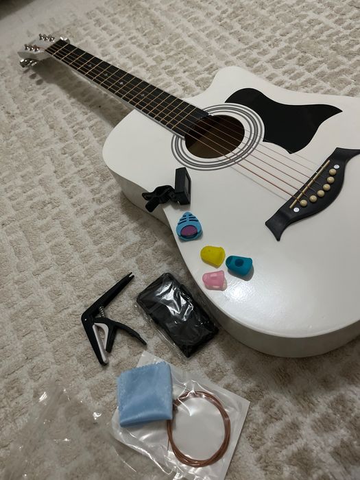 Белая гитара в хорошем состоянии