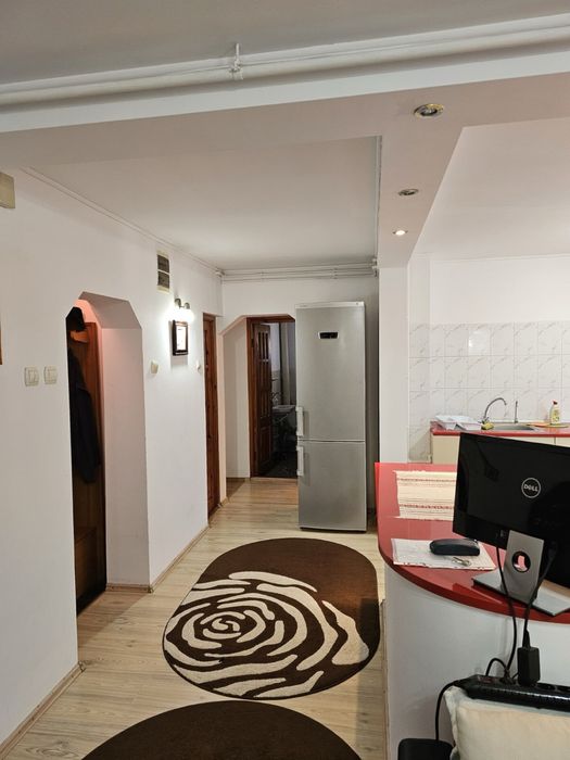 Inchiriez apartament cu 3 camere