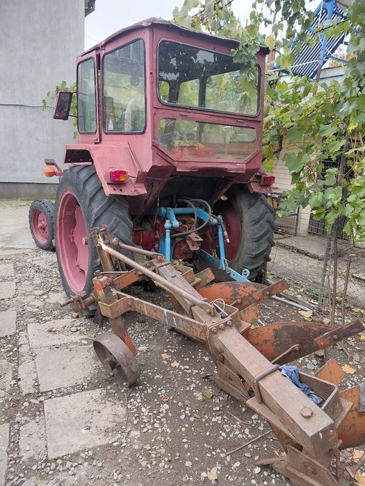 Vând tractor U 650, remorca, disc, plug, instalație de erbicidat