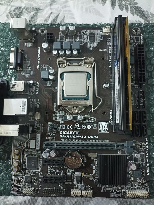 Pachet componente PC – placă de bază, procesor, memorie RAM și cooler