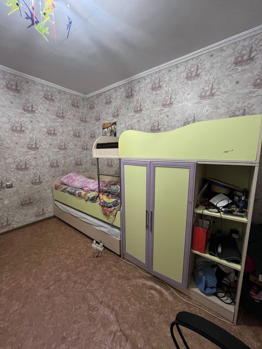 Трехэтажная кровать в детскую комнату