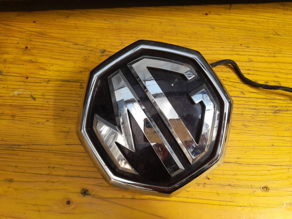 Емблемата MG 100лв