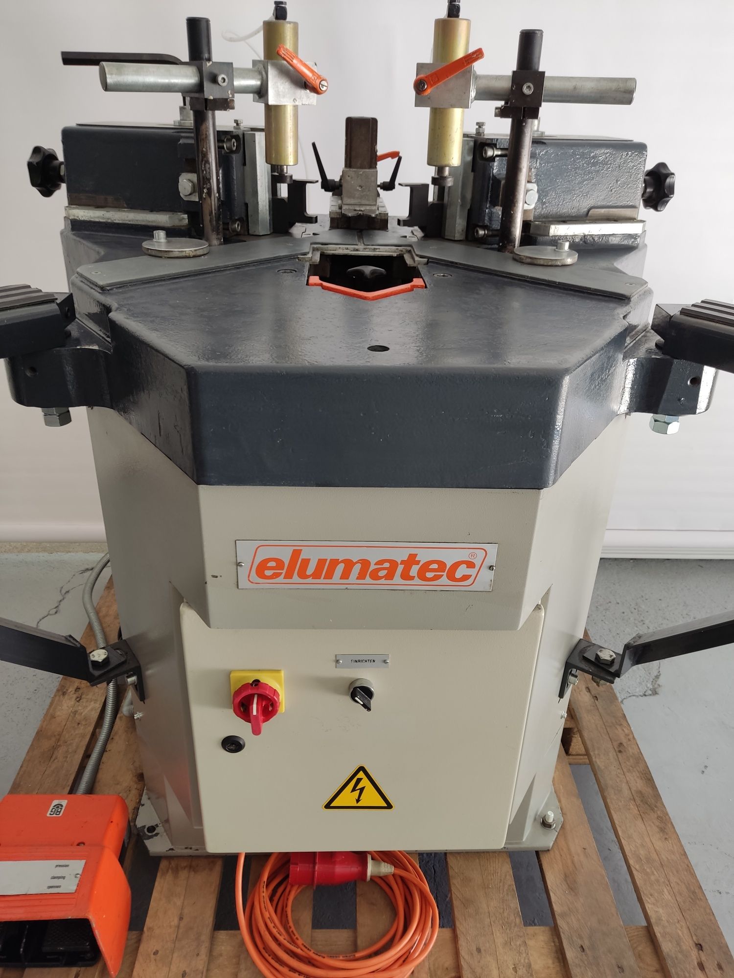 Автоматична ъглонабивна машина Elumatec EP 124