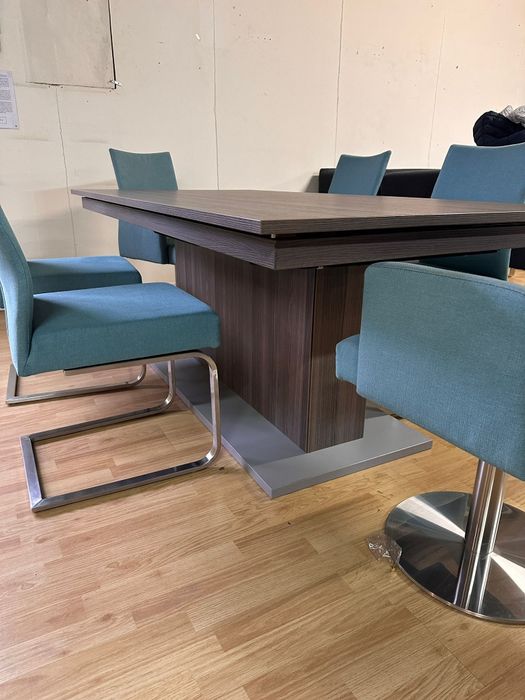 Vand masa extensibila cu scaune incluse