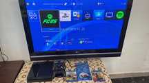 Playstation 4 s 2 kontrolera